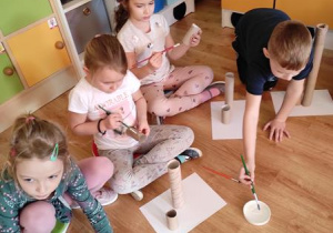 Dzieci wykonują rakietę.